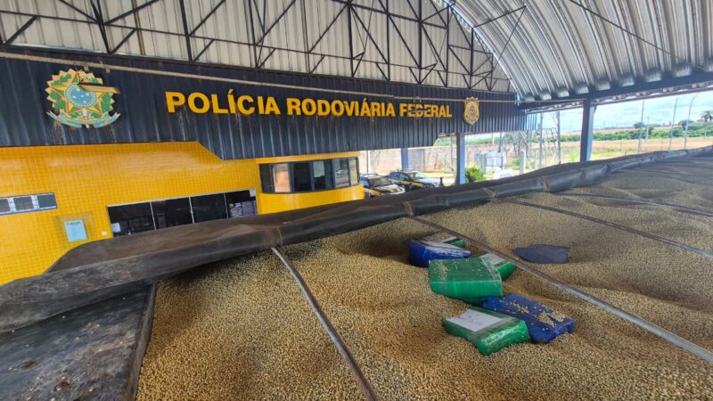 Guaíra – PRF apreende mais de 3 toneladas de maconha em carga de soja