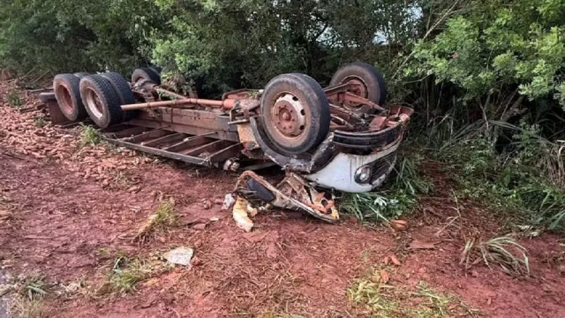 Terra Roxa – Motorista sobrevive sem ferimentos graves após caminhão tombar e ficar completamente destruído