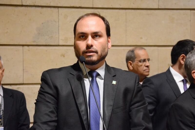 Brasília – Carlos diz que Bolsonaro está abatido e culpa Cid por “famílias destruídas”