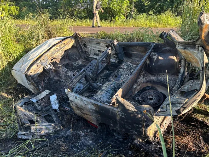 PR 484 – Motorista morre após carro sair da pista e pegar fogo
