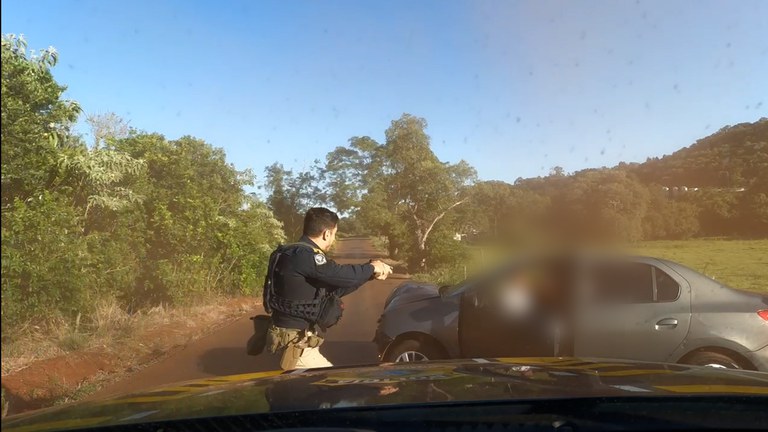 BR 277 – Após tentativa de fuga, PRF prende casal com drogas em Céu Azul
