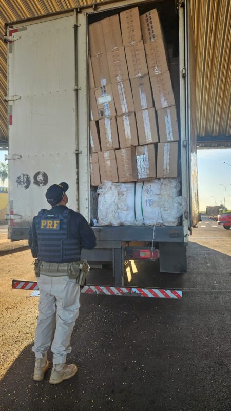Guaíra – PRF apreende carreta com carga de cigarros contrabandeados em meio a recicláveis na BR-163