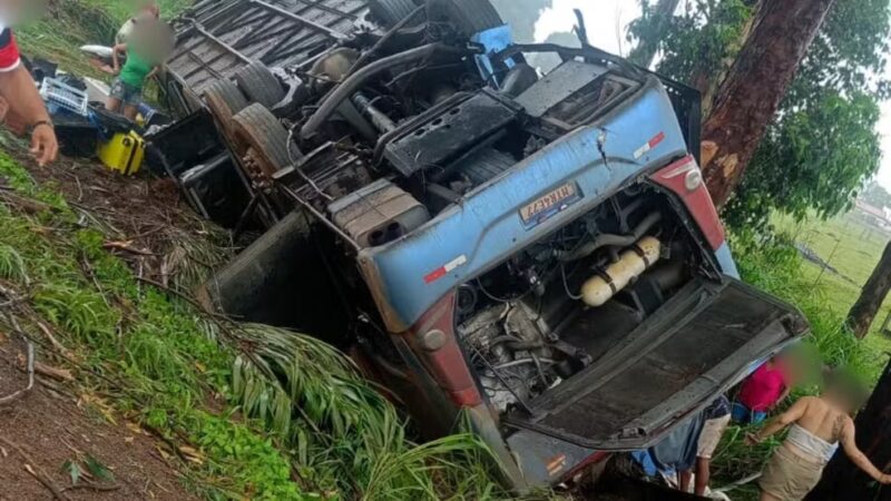 Trânsito – Cinco passageiros morrem após ônibus capotar na BR 365 em MG