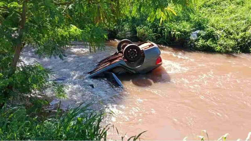 Trânsito – Mãe morre após carro capotar e cair no Rio Toledo com três filhas