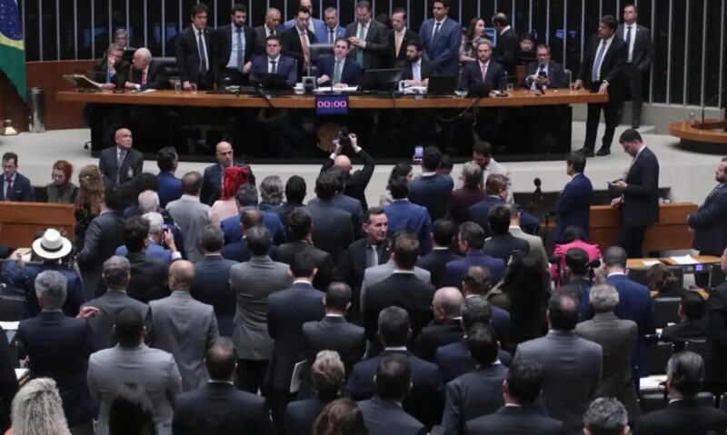 Brasília – Câmara rejeita cassação de Carla Zambelli e suspende Glauber Braga