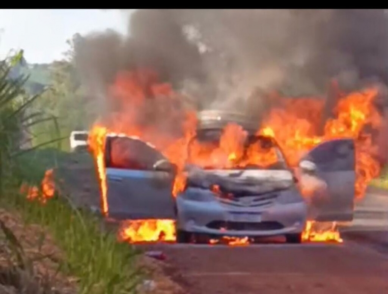 Região – Carro pega fogo próximo  ponte do Rio Piquiri; mãe e filha saem ilesas