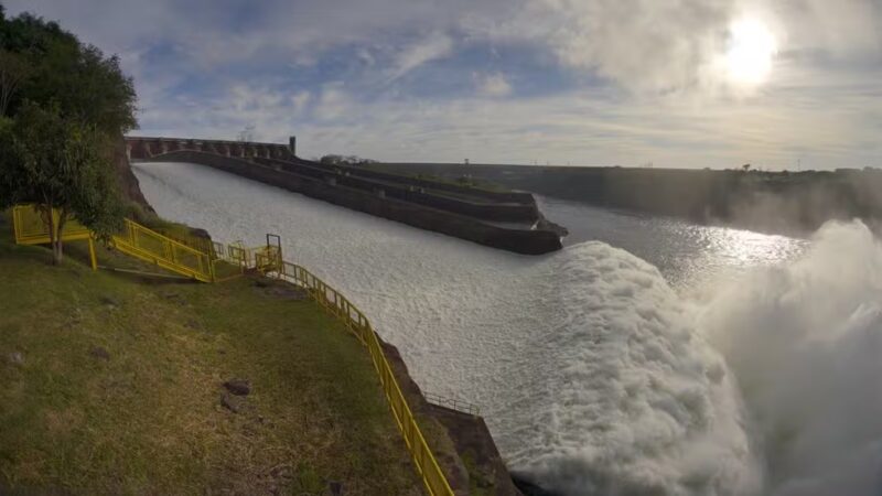Foz – Após dois anos fechado, vertedouro da Itaipu precisa ser aberto sete vezes em novembro para controlar nível de reservatório