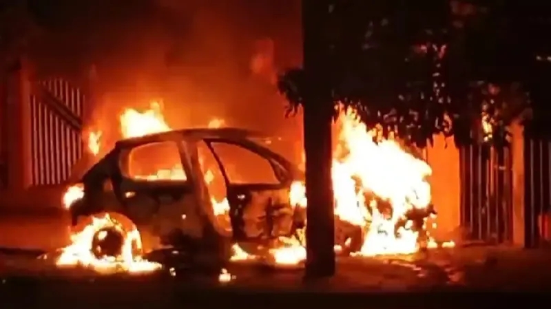 Cascavel – Incêndio destrói veículo na Avenida Interlagos durante a madrugada