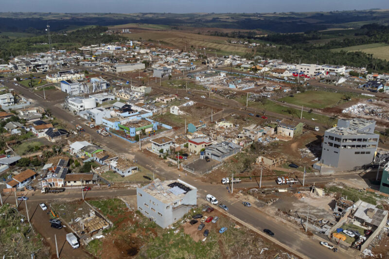 Clima – Governador sanciona lei que institui auxílio de R$ 1 mil por família afetada por desastres naturais