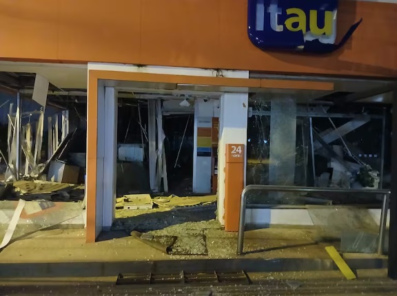 Paraguai – Criminosos explodem cofre de banco em Katueté e trocam tiros com a polícia