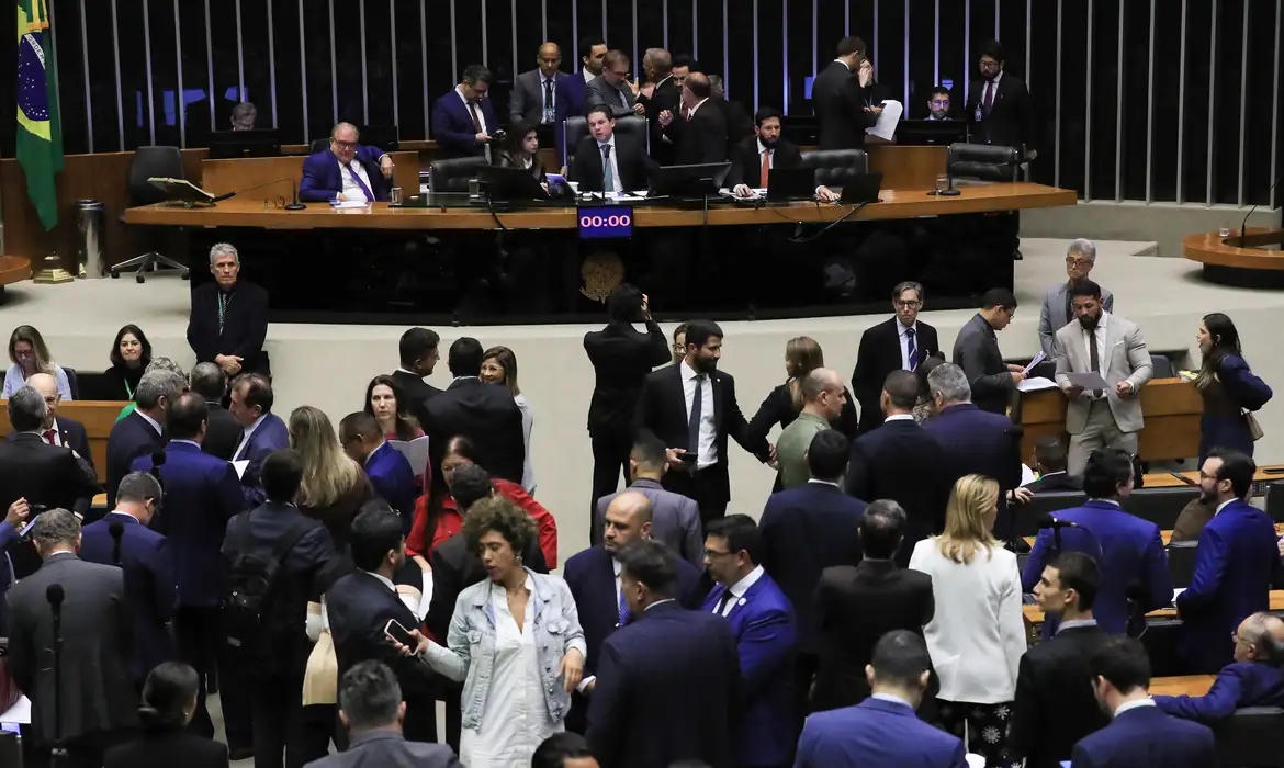 Brasília – Câmara aumenta penas para crimes como extorsão e escudo humano