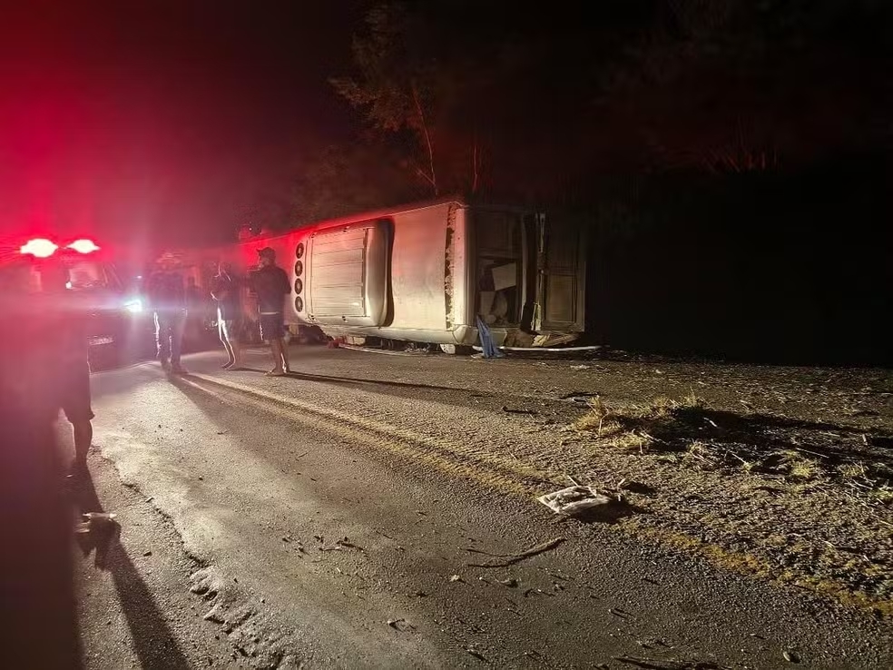 PE – Sobe para 17 o número de mortos em capotamento de ônibus