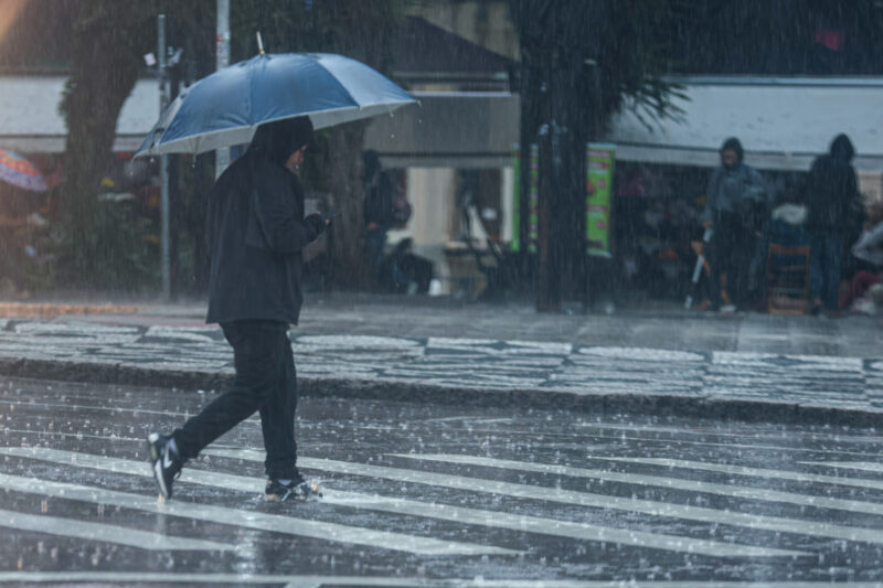 Clima – Nova frente fria traz chuva ao Paraná entre domingo e segunda, aponta Simepar