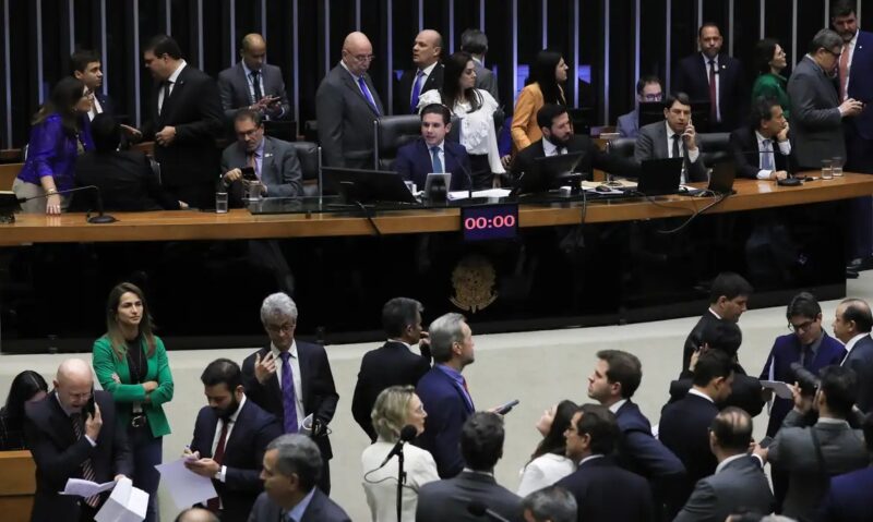 Brasília – Câmara derruba voto secreto em PEC da Blindagem por falta de quórum