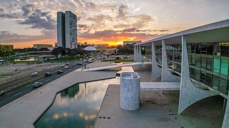 Brasília – Homem tenta invadir Planalto e é contido com tiros de borracha