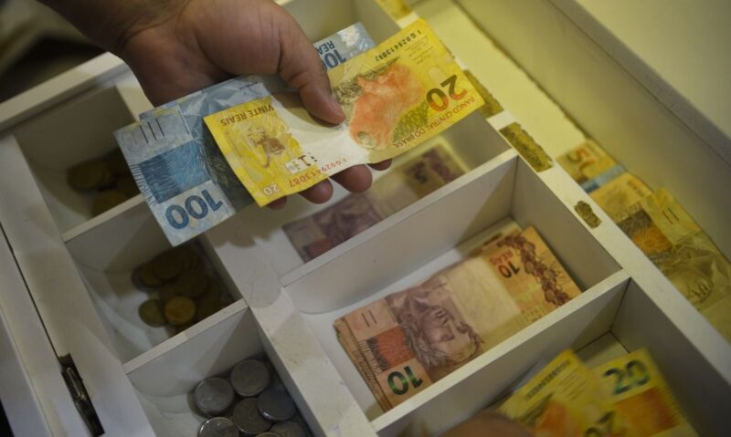 Economia – Nascidos em novembro e dezembro recebem abono salarial nesta sexta