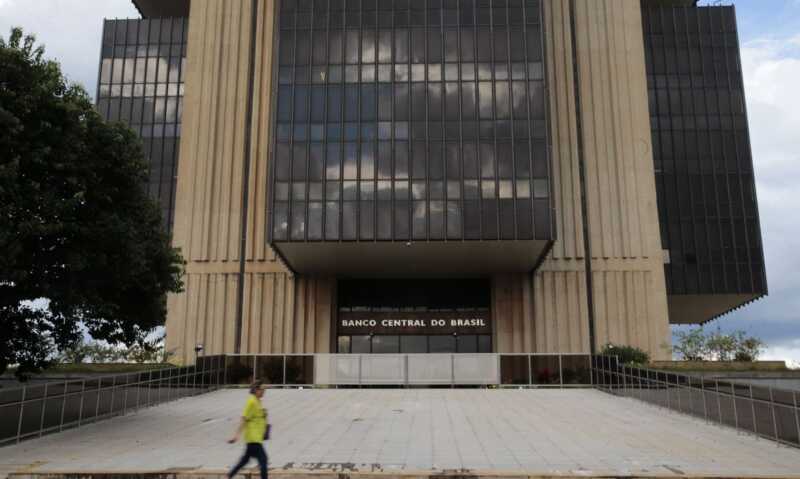 Economia – BC diz que Selic deve ser mantida em 15% por período prolongado