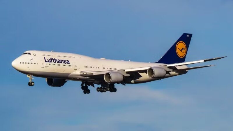 Mundo – Avião voa por 10 minutos sem ninguém no comando após copiloto passar mal e comandante ficar trancado fora da cabine