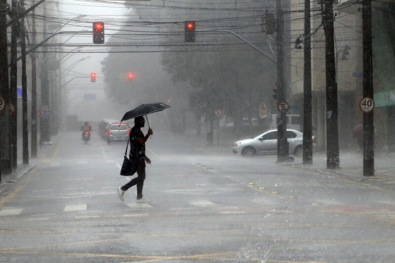 Fim de semana: Inmet alerta para chuvas fortes no Sul e no Nordeste