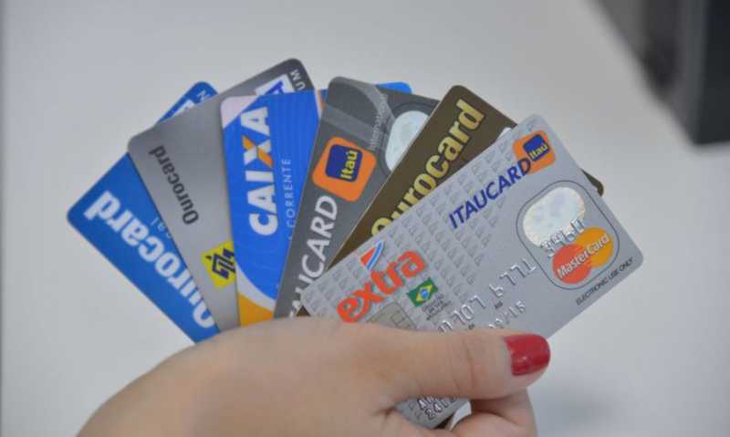 Economia – Juros do cartão de crédito rotativo avançam e chegam a 445% ao ano