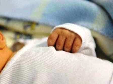 SP – Bebê morre após madrasta “rolar” em cima dele enquanto dormia