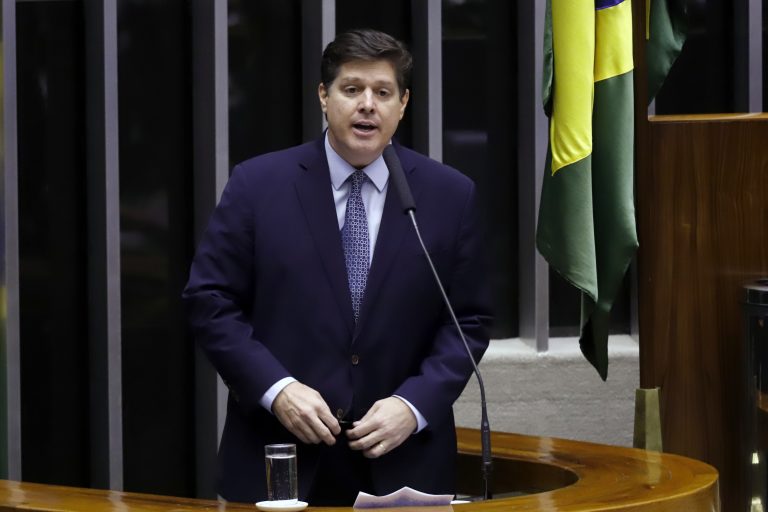 Bastidores – MDB inicia busca por presidenciável de centro para 2026
