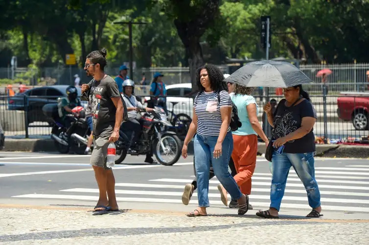 Clima – Carnaval deve ser de calor forte e pouca chuva na maior parte do país