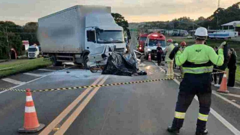 BR 277 – Três pessoas morrem em batida entre carro e caminhão no PR