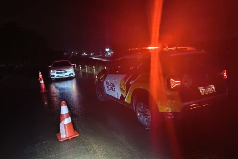 Trânsito – Motorista bate em viatura da PM e policiais descobrem que ele estava bêbado, no PR