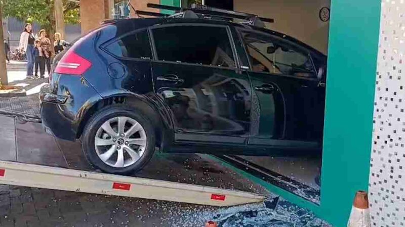 Trânsito – Carro desgovernado invade escritório no Centro de Toledo