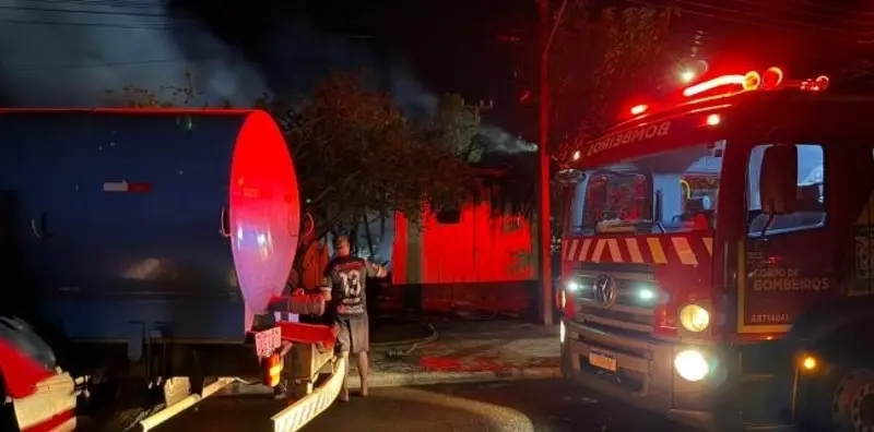 Segurança – Incêndio destrói casa de madeira e mobiliza moradores em Entre Rios do Oeste