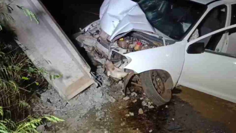 Toledo – Motorista fica ferido após carro destruir poste e atravessar rotatória na saída para a BR-163