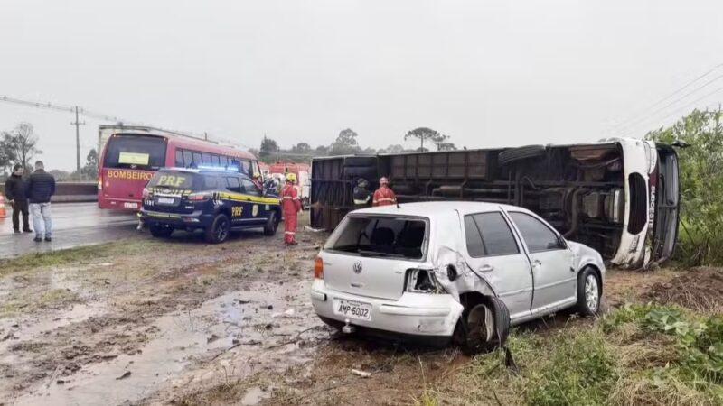 Cascavel – Ônibus que transportava 22 passageiros tomba na BR-277; ao menos 14 pessoas ficaram feridas