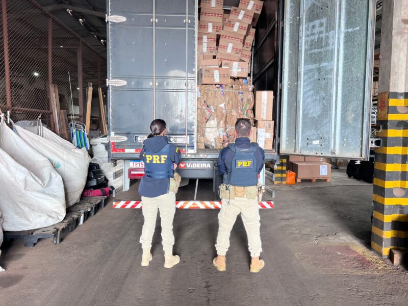 BR 163 – PRF apreende caminhão carregado com 200 mil maços de cigarros contrabandeados em Quatro Pontes
