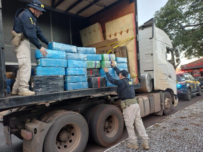 BR 163 – PRF intercepta caminhão com quase duas toneladas de maconha e flagra motorista sob efeito de “rebite” em Marechal Rondon